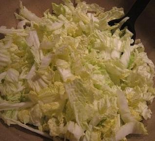 Salát z čínského nebo pekingského zelí s ananasem