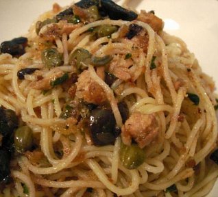 Pasta s tuňákem a černými olivami