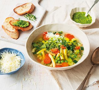 Jarní minestrone s petrželovým pestem