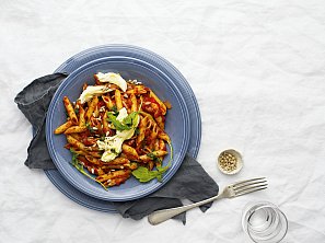 Penne s rajčaty, rukolou a mozzarellou Penne s rajčaty, rukolou a mozzarellou