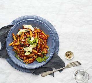 Penne s rajčaty, rukolou a mozzarellou