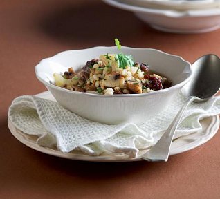 Pečená hovězí polévka s houbami a kroupami