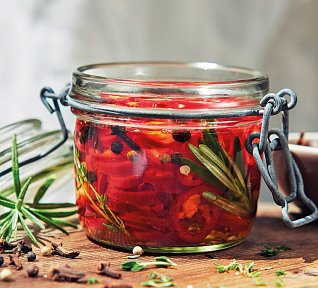 Chilli papričky s bylinkami