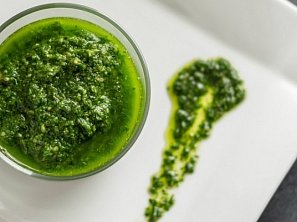 Mozzarella s bazalkovým pestem