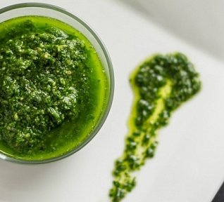 Mozzarella s bazalkovým pestem