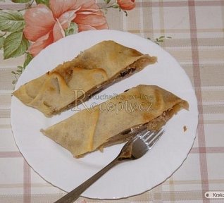 Tradiční tažený štrůdl Tradiční tažený štrůdl