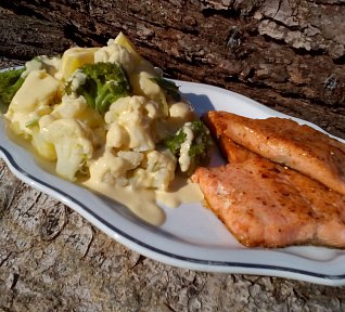 Bramborový salát s květákem a brokolicí