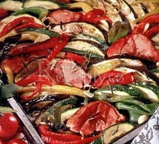 Uzená krůtí prsa na zelenině