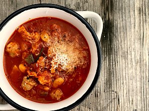 Fazolová polévka s klobáskou