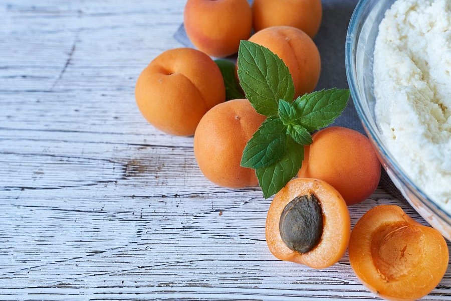 Meruňkové knedlíky s marcipánem