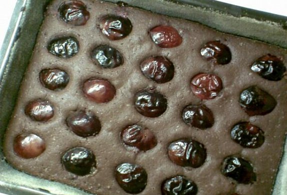 Lehký kakaový koláč se švestkami