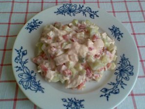 Kuře s okurkovým salátem a paprikou