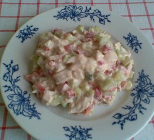 Kuře s okurkovým salátem a paprikou