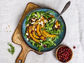 Salát z pečené dýně s granátovým jablkem