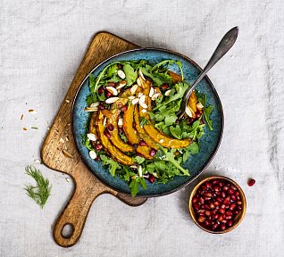 Salát z pečené dýně s granátovým jablkem