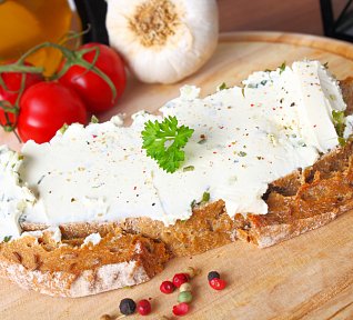 Česneková pomazánka z tvrdých sýrů