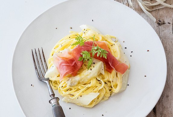 Tagliatelle s chřestem a parmskou šunkou