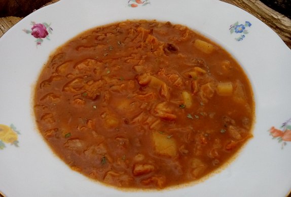 Kapustová polévka s bramborem a mletým masem