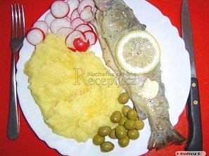 Pstruh plněný česnekem
