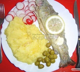 Pstruh plněný česnekem