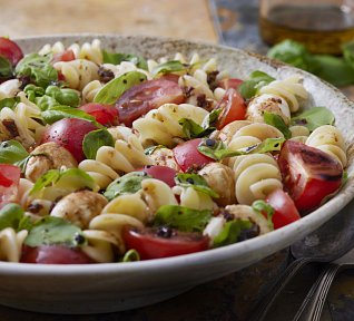 Těstovinový salát Caprese