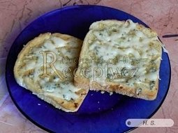 Zapečené toasty s česnekem a sýrem