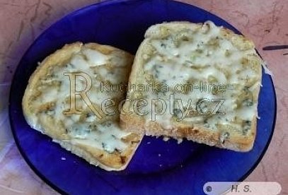 Zapečené toasty s česnekem a sýrem