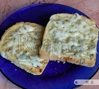 Zapečené toasty s česnekem a sýrem