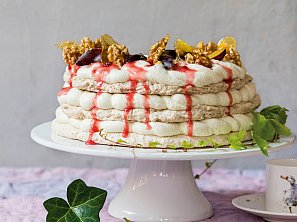 Pusinkovo-ořechový dort se švestkami