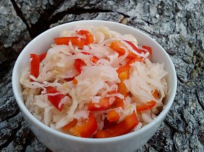 Zelný salát (nejen) s paprikou