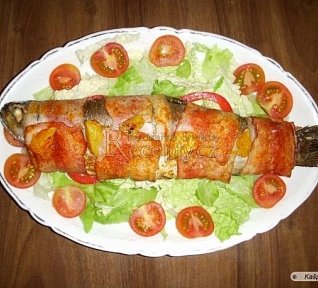 Pstruh na grilu, ve slanině, plněný pomerančem Pstruh na grilu, ve slanině, plněný pomerančem