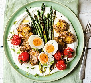 Grilovaný chřest s pečenými bramborami