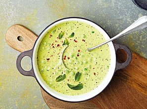 Cuketová polévka s mátou a hráškem