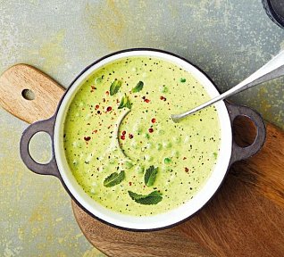 Cuketová polévka s mátou a hráškem