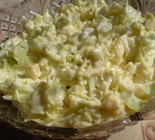 Zelný salát se sýrem a česnekem