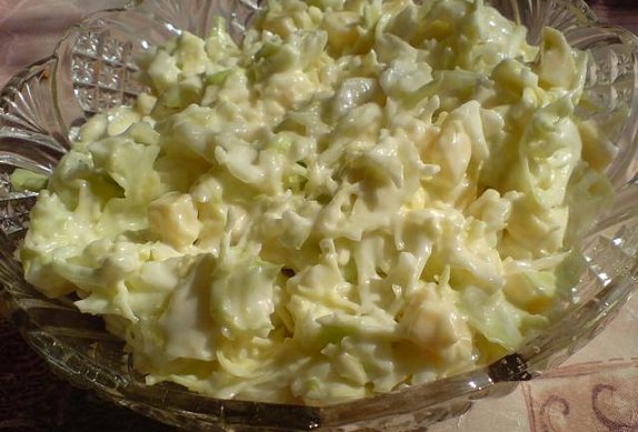 Zelný salát se sýrem a česnekem