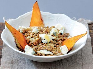 Čočkový salát s hruškami a plísňovým sýrem