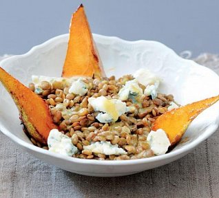 Čočkový salát s hruškami a plísňovým sýrem