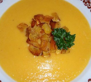 Dýňová polévka s bramborem a dýňovými krutony