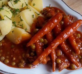 Vepřové plátky s hráškem a mrkví