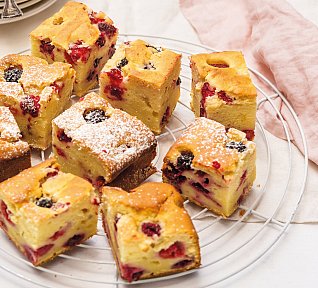 Ricottový koláč s malinami a ostružinami