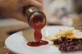 Jak dostat kečup z láhve?