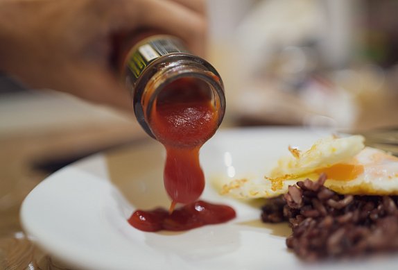 Jak dostat kečup z láhve?