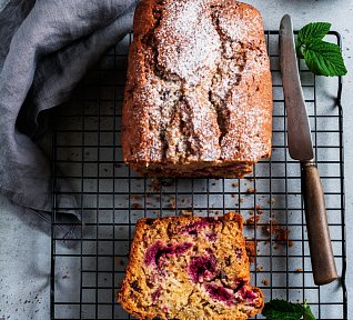 Banánový chléb s malinami