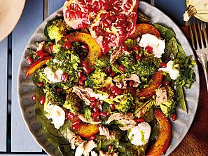 Salát z pečené dýně s trhaným masem a kozím sýrem