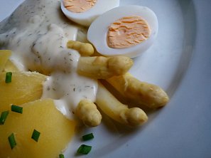 Chřest s bešamelovou omáčkou Chřest s bešamelovou omáčkou