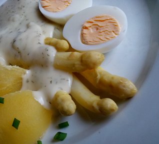 Chřest s bešamelovou omáčkou