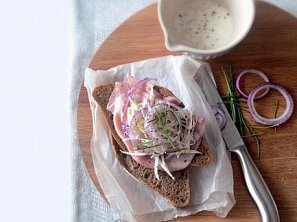 Sendviče se šunkou a zelným salátem