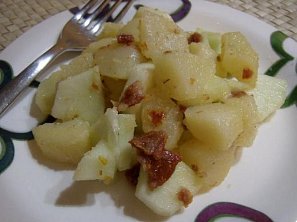 Brambory s okurkou a sušenými rajčaty