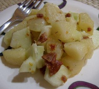 Brambory s okurkou a sušenými rajčaty Brambory s okurkou a sušenými rajčaty